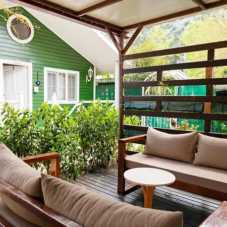 Lukkies Bed & Breakfast Cirali